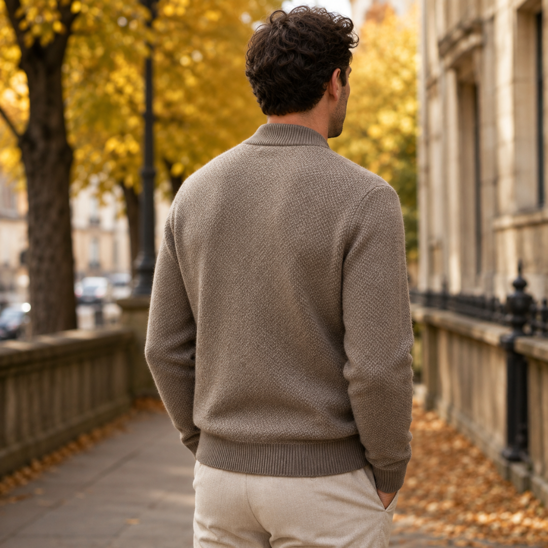 Dos d'un gilet homme camel en maille texturée avec bas côtelé et manches longues