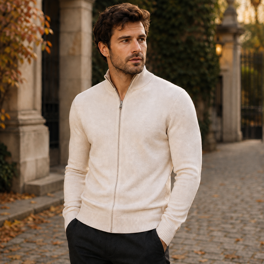 Gilet homme beige zippé à col montant, porté avec un pantalon foncé en extérieur
