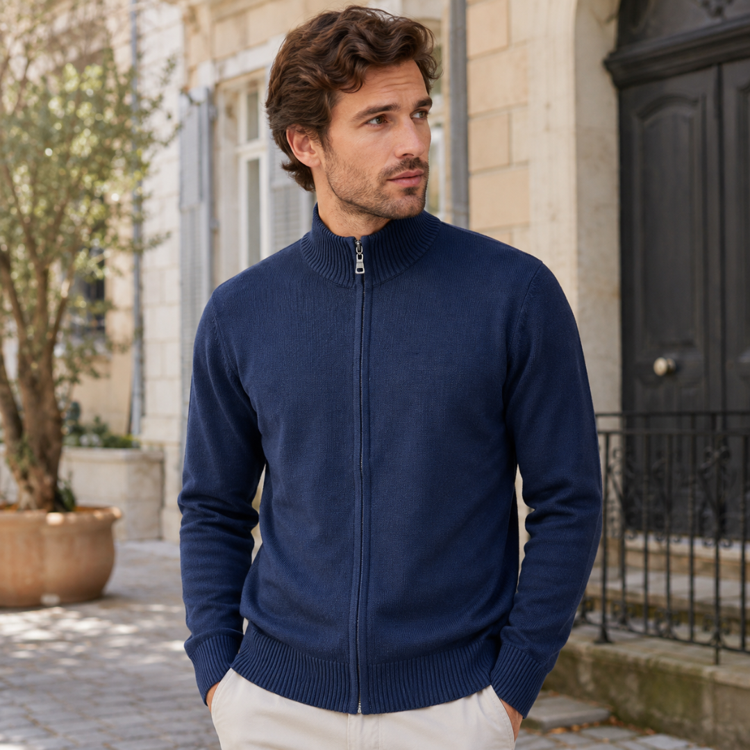 Gilet homme zippé bleu marine avec col montant côtelé et pantalon clair