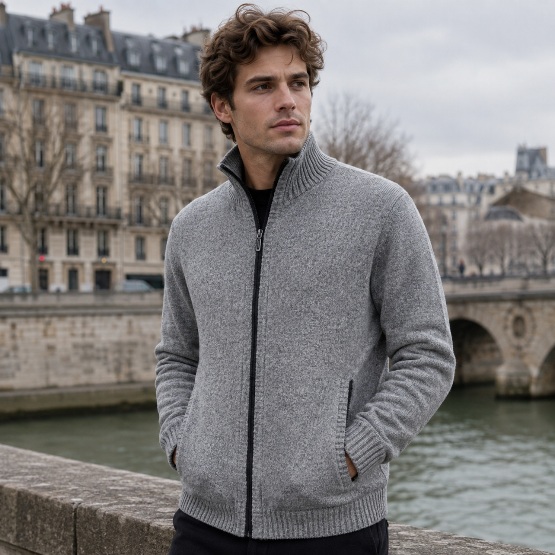 Gilet homme gris clair chiné, zip foncé et col montant haut, mains en poche