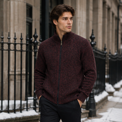Gilet homme rouge foncé fermeture zippée intégrale et bas côtelé, silhouette droite