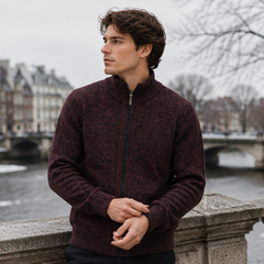 Gilet homme rouge foncé, poignets côtelés larges et col montant, vue de trois quarts