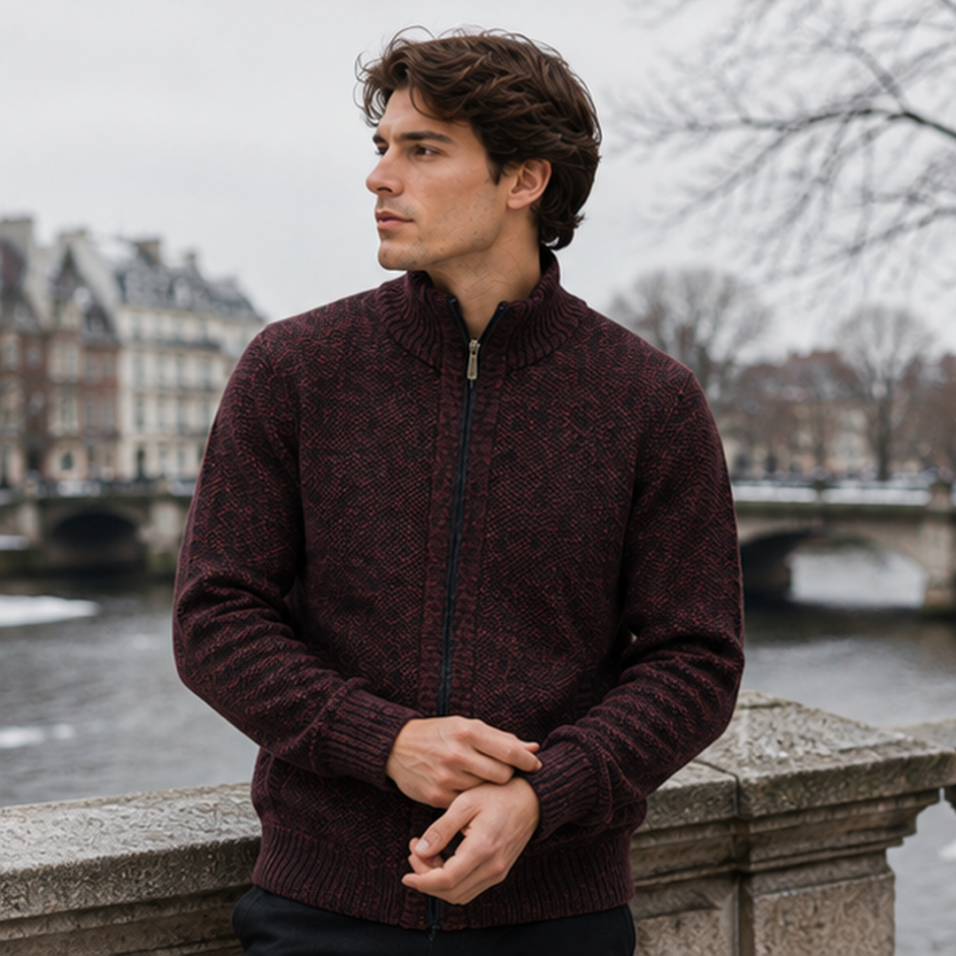 Gilet homme rouge foncé, poignets côtelés larges et col montant, vue de trois quarts
