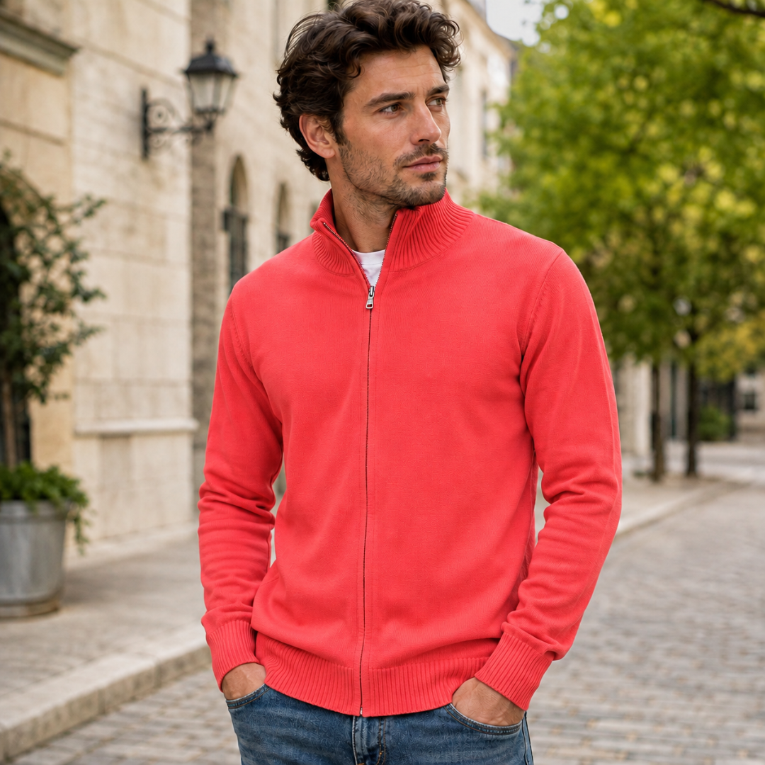 Gilet homme zippé corail avec col montant côtelé, porté avec un pantalon bleu
