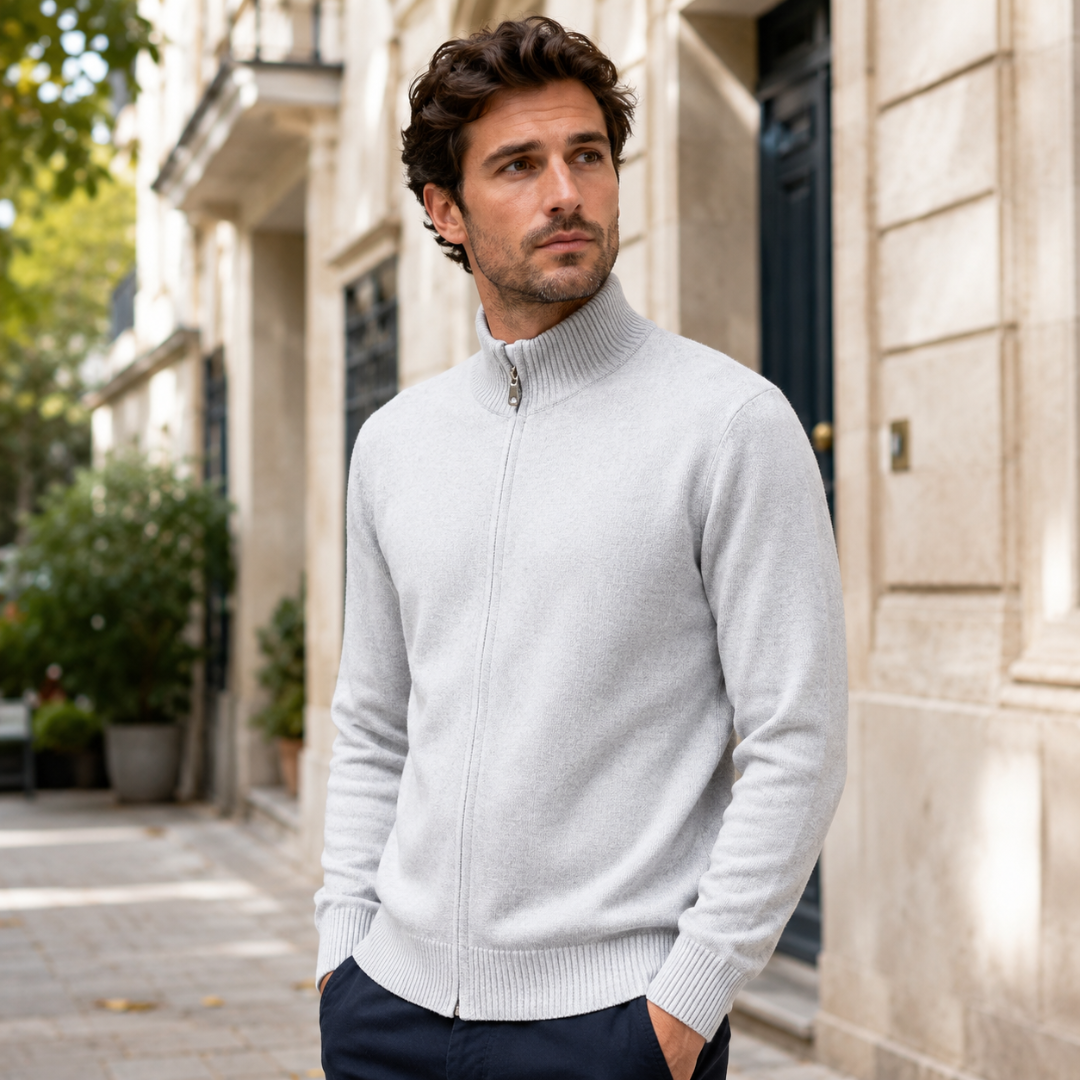 Gilet homme zippé gris clair fermé, col montant côtelé et pantalon bleu marine