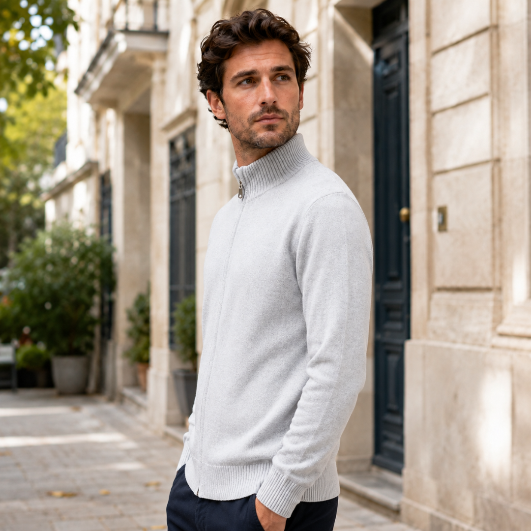 Vue de trois quarts du gilet homme gris clair, fermeture zippée et poignets côtelés
