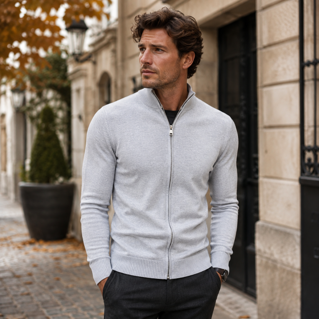 Gilet homme gris clair zippé, col montant droit et bas côtelé en rue pavée