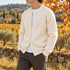 Gilet homme blanc porté ouvert sur un tee-shirt, zip et col montant
