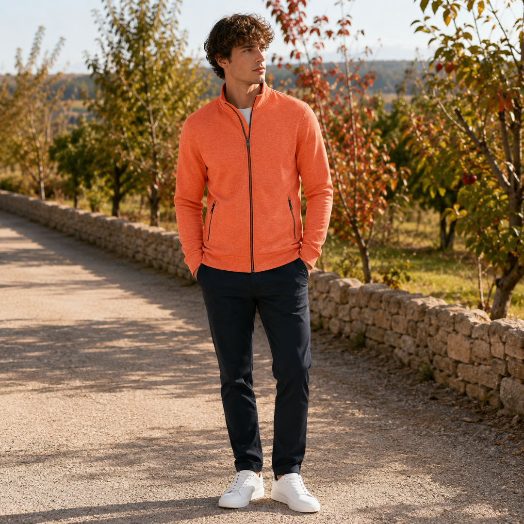 Gilet homme zippé orange à col montant, porté avec un chino marine