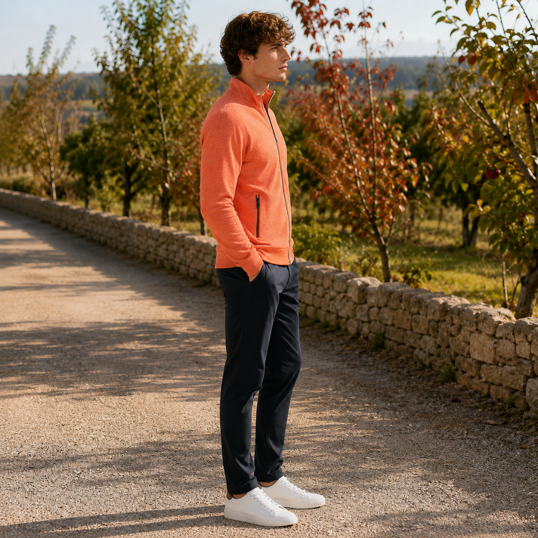 Gilet homme orange zippé vu de profil avec poche latérale zippée