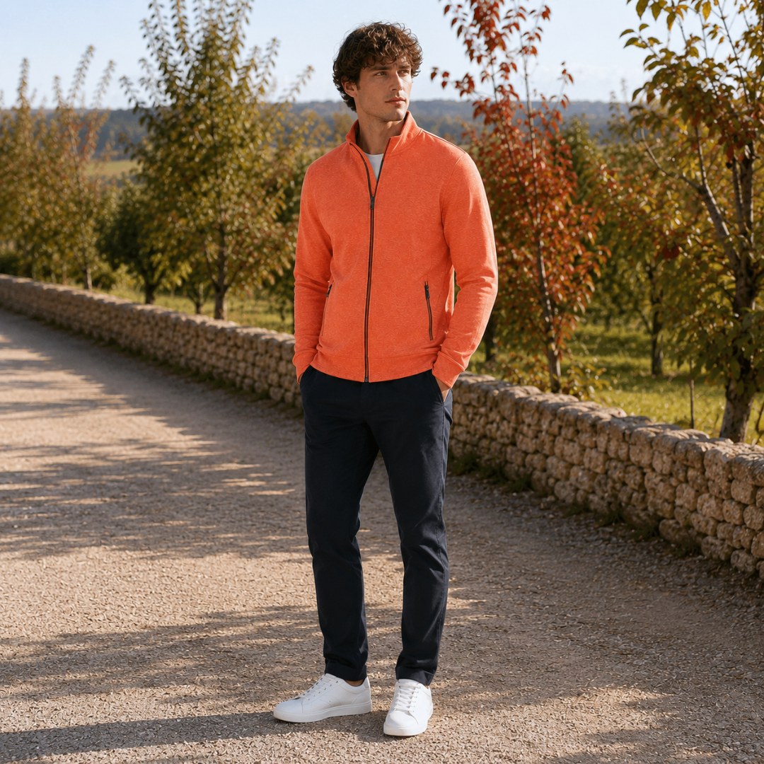 Gilet orange homme fermeture éclair ouverte au col, deux poches zippées visibles