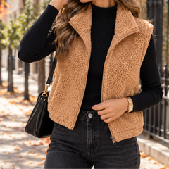 Gilet caramel sans manches avec zip ouvert et col montant relevé, pantalon noir