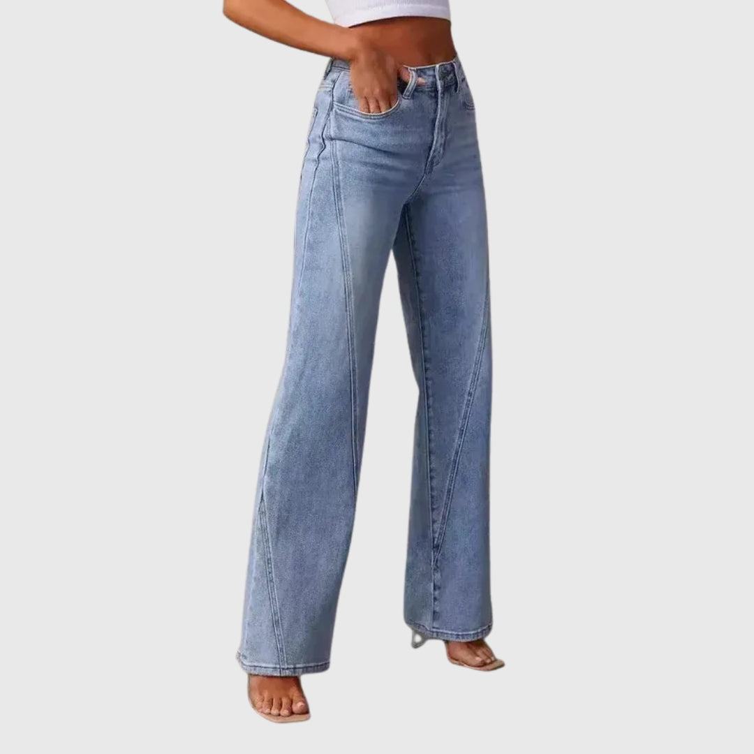 Jean évasé bleu clair femme, coupe taille haute, vue de face entière