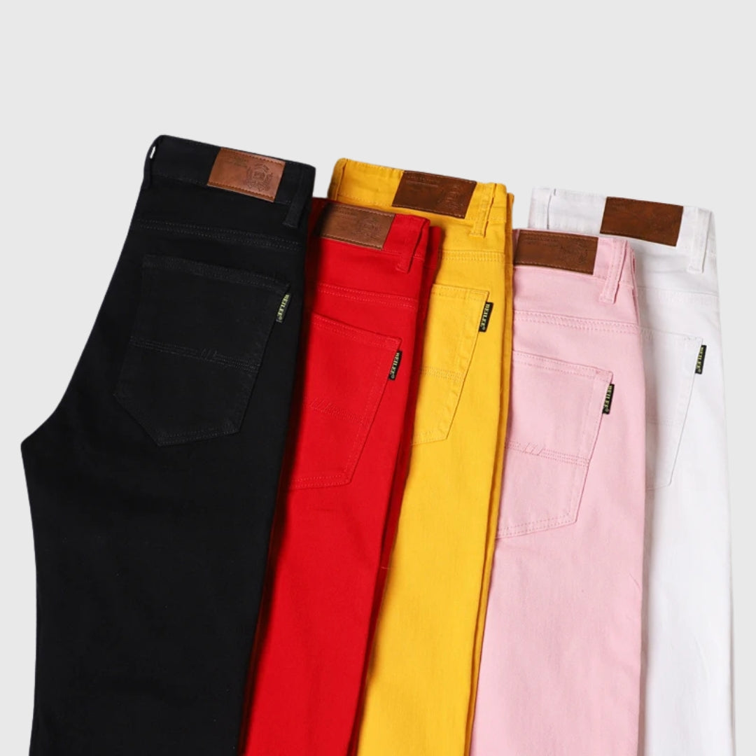 Jeans homme slim cinq coloris noir rouge jaune rose blanc étalés
