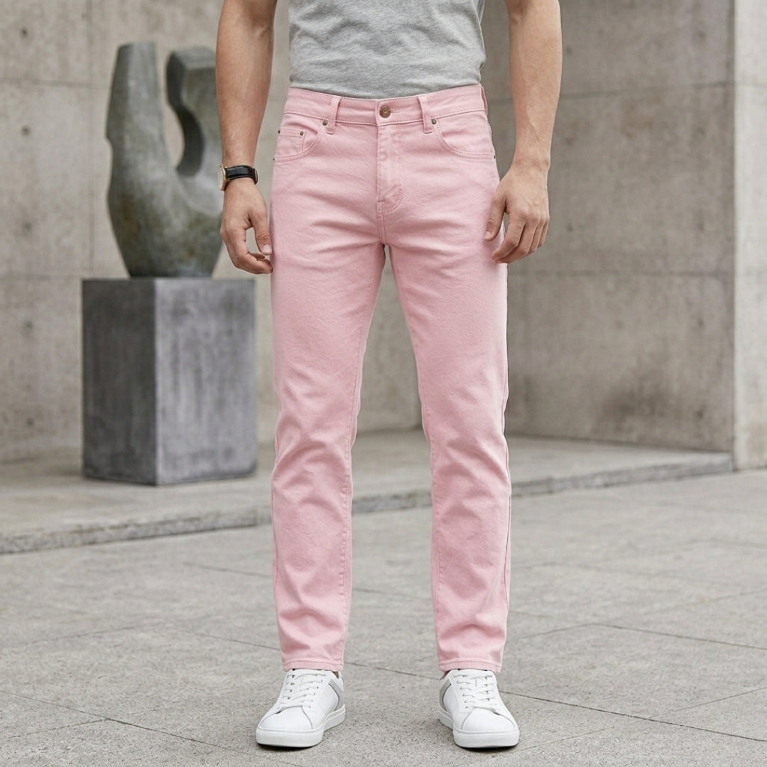 Jean homme slim coupe ajustée coloris rose porté de face