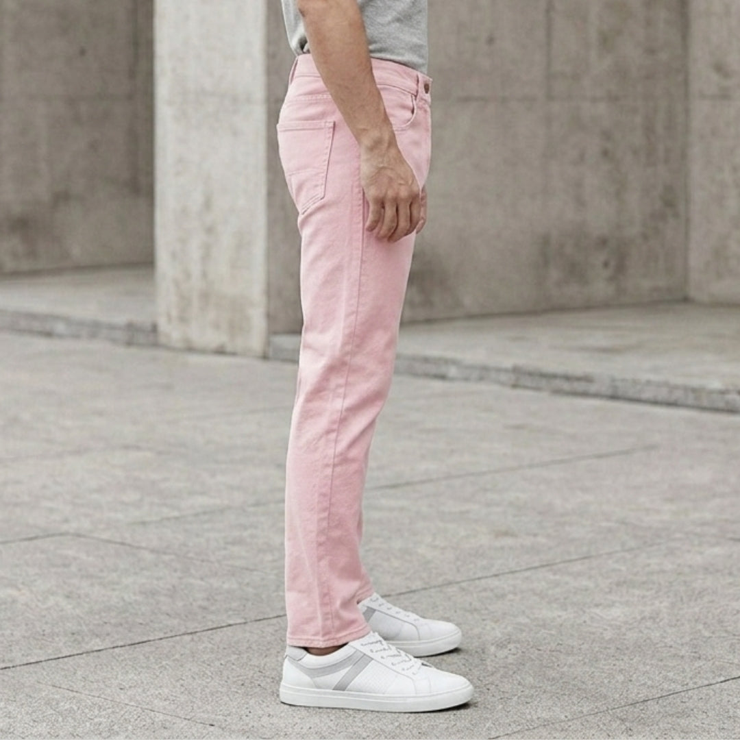 Jean homme rose coupe slim ajustée vue de face rapprochée