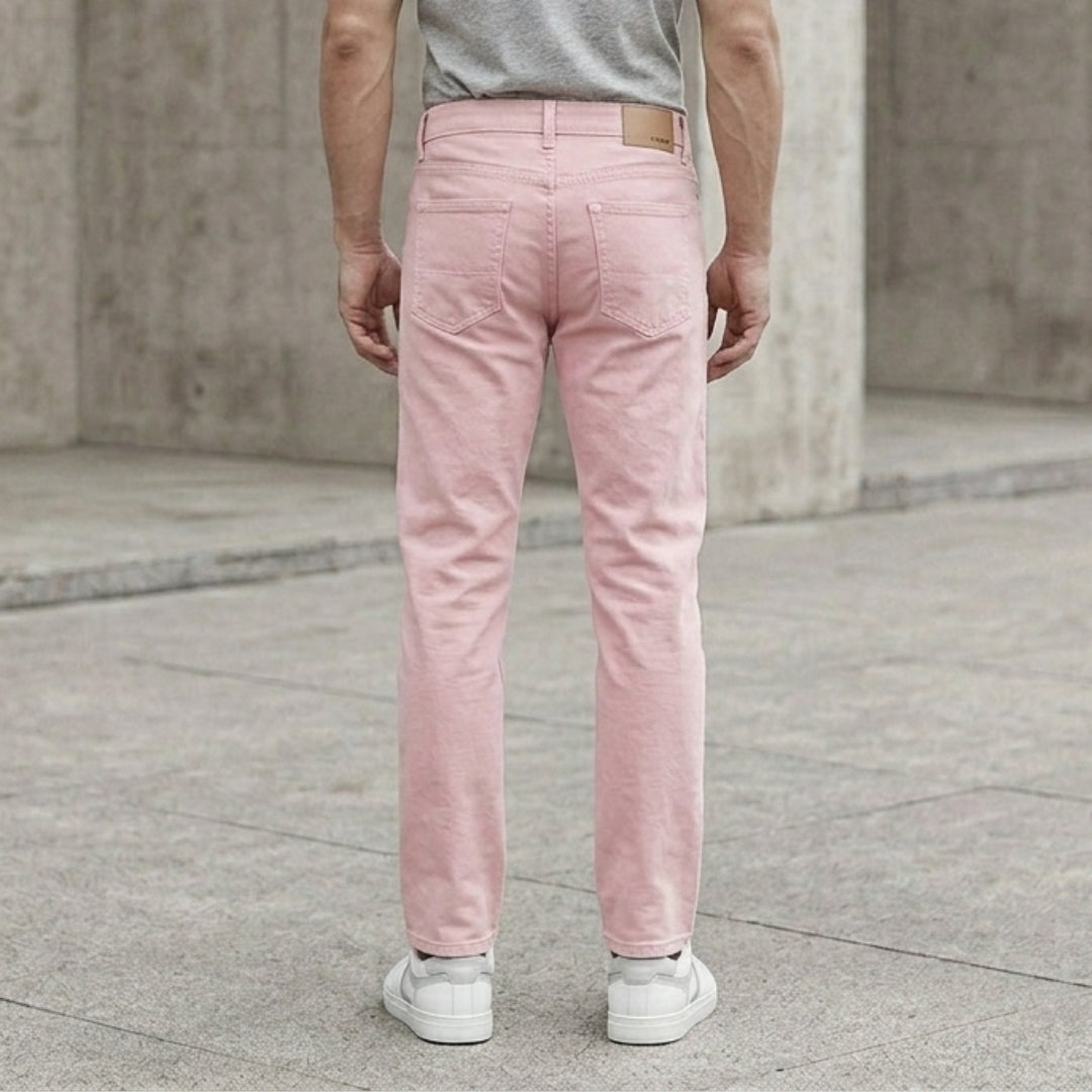 Jean homme rose coupe slim ajustée vue de face rapprochée