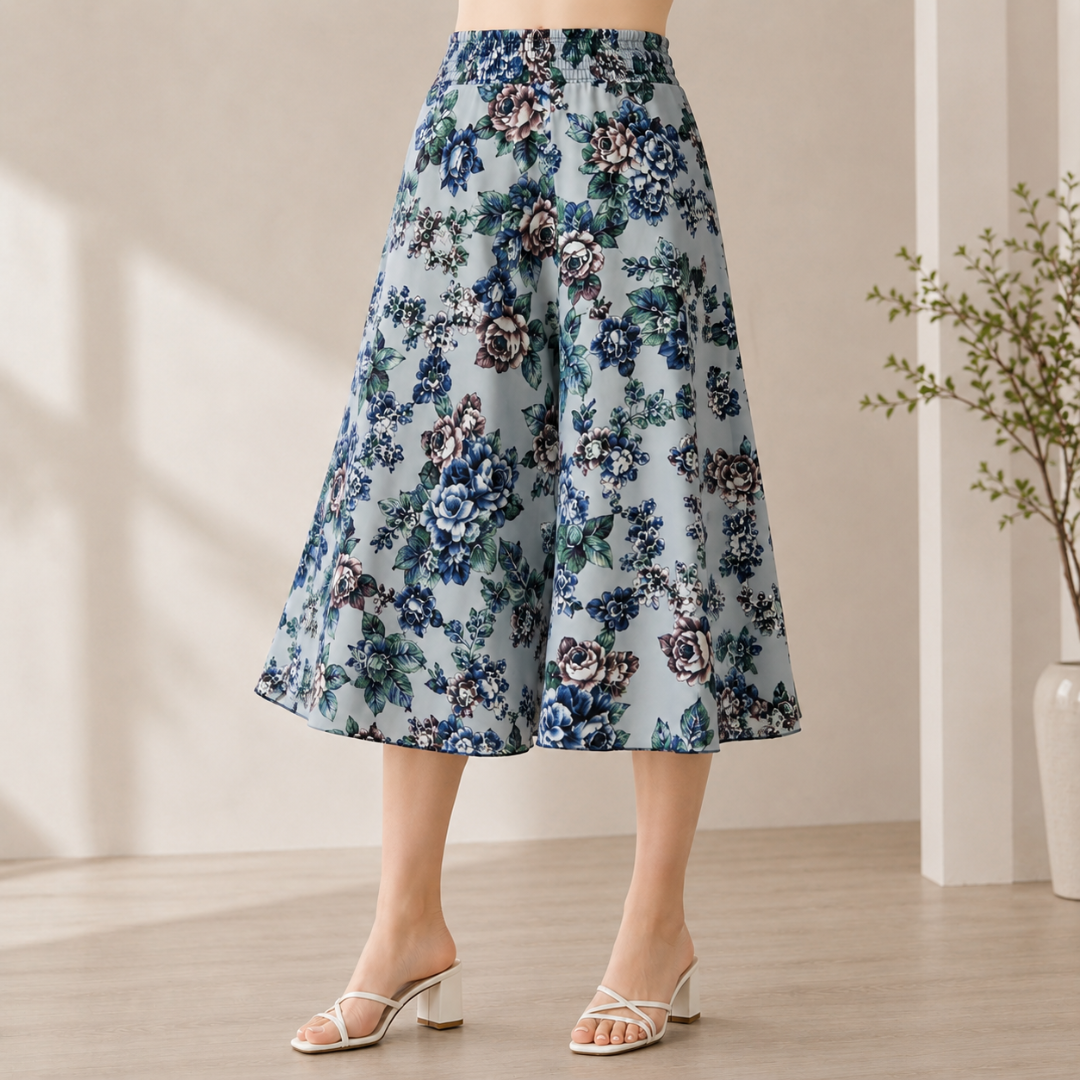 Jupe-culotte large à fleurs bleues et vertes sur fond clair, longueur mi-mollet
