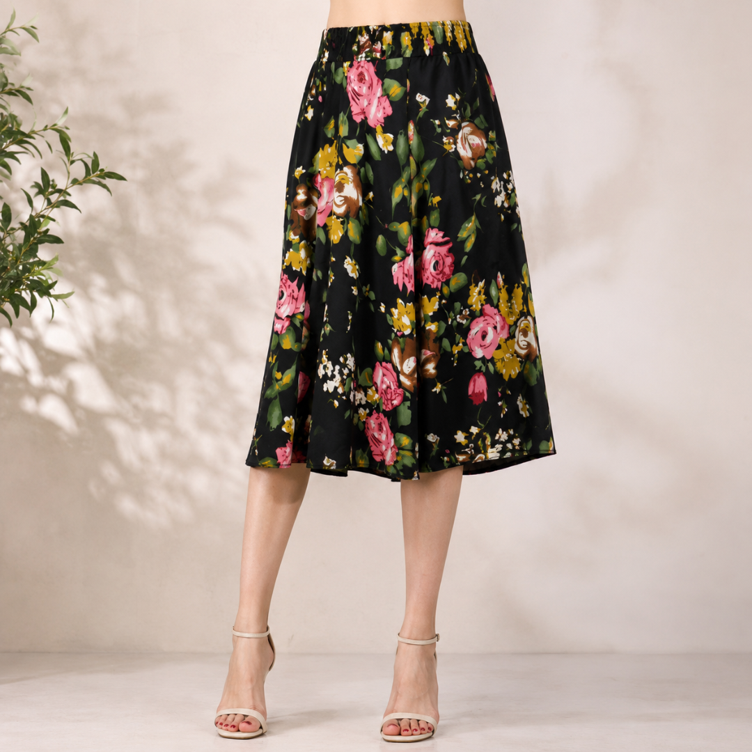 Jupe-culotte noire à roses roses et jaunes, feuillage vert, coupe fluide