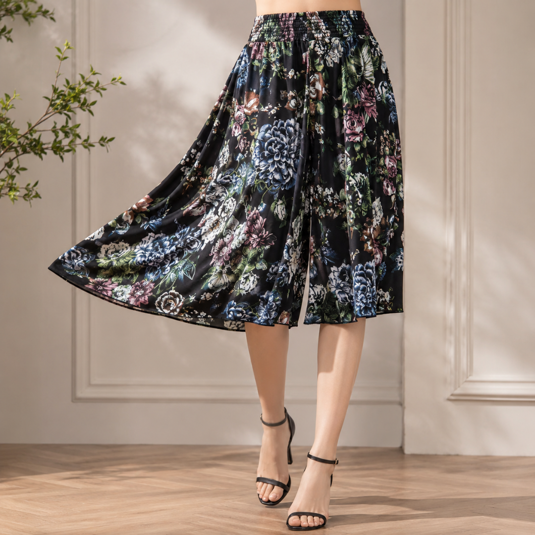 Jupe-culotte noire à fleurs bleues et violettes, mouvement ample en marche