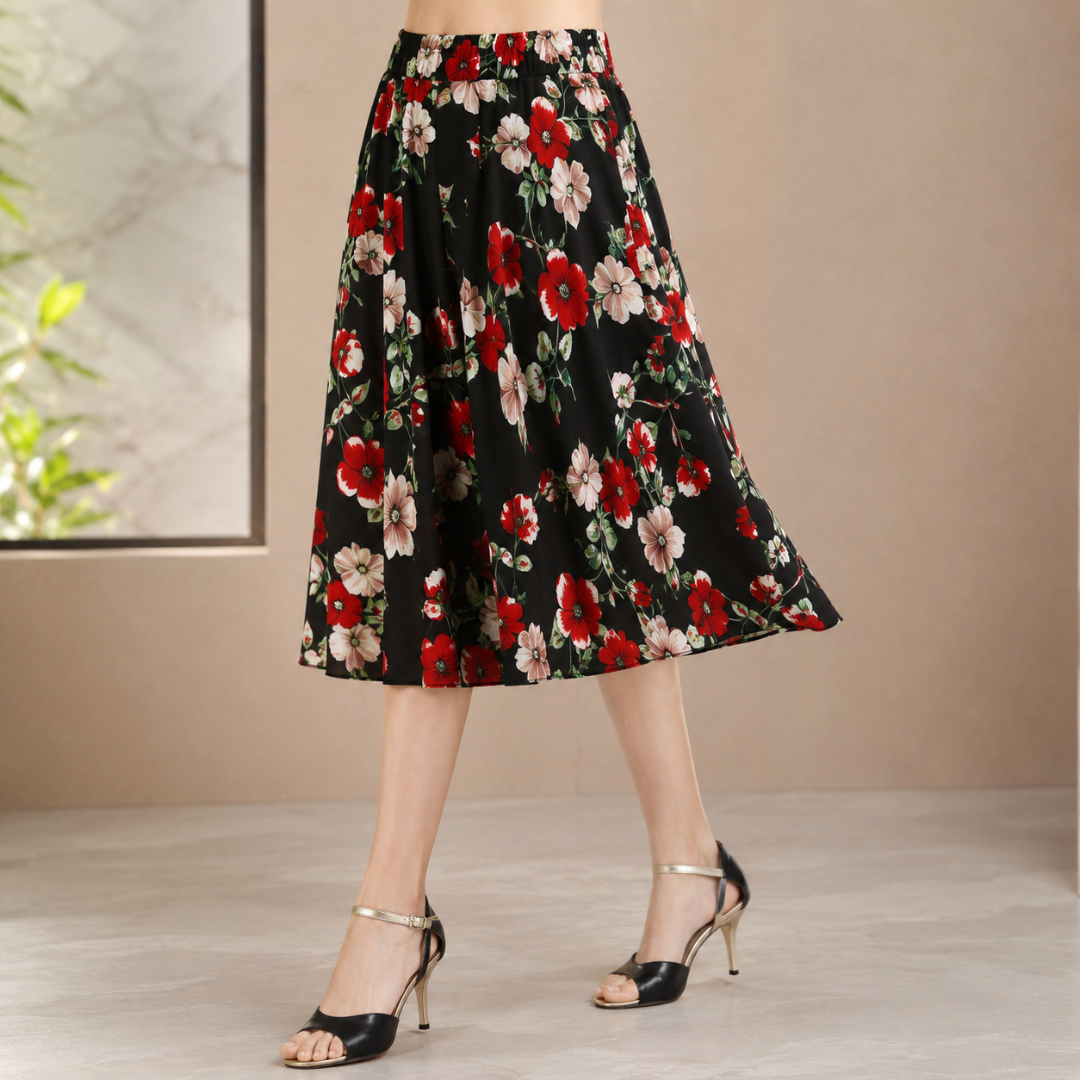 Jupe-culotte noire à fleurs rouges et feuillage vert, longueur mi-mollet