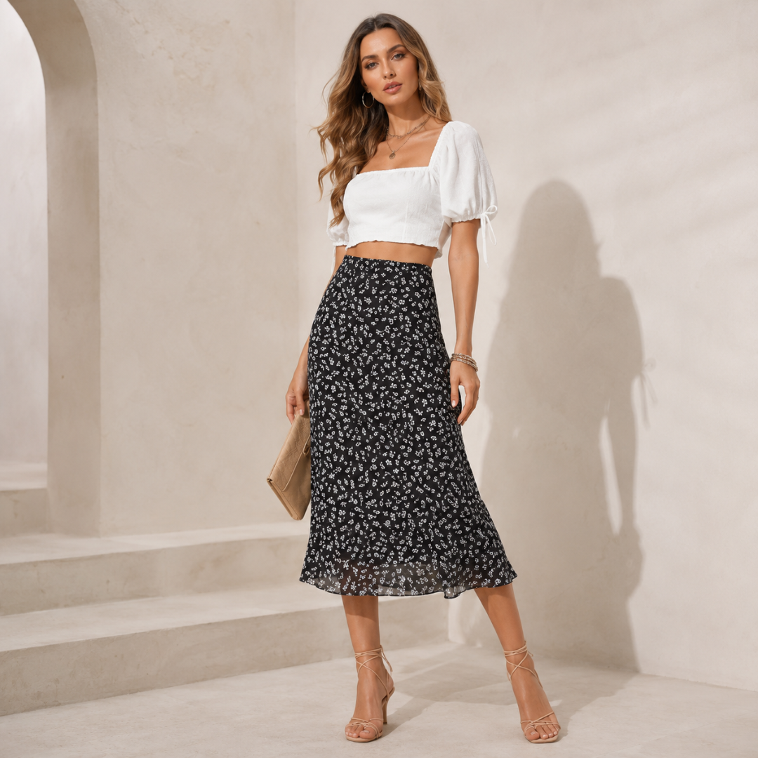 Jupe midi fleurie taille haute portée avec top court blanc et sandales
