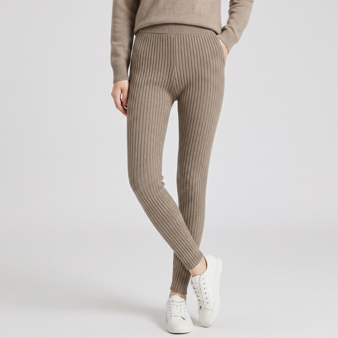 Legging femme côtelé beige vue de face, porté avec sneakers blanches