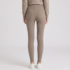 Legging beige extensible porté avec ensemble coordonné, vue d'ensemble
