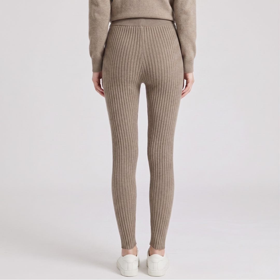 Legging beige extensible porté avec ensemble coordonné, vue d'ensemble
