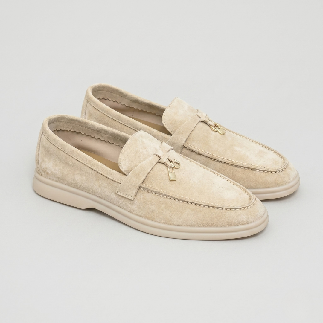 Mocassins beige en suède vus de côté, bride dorée apparente