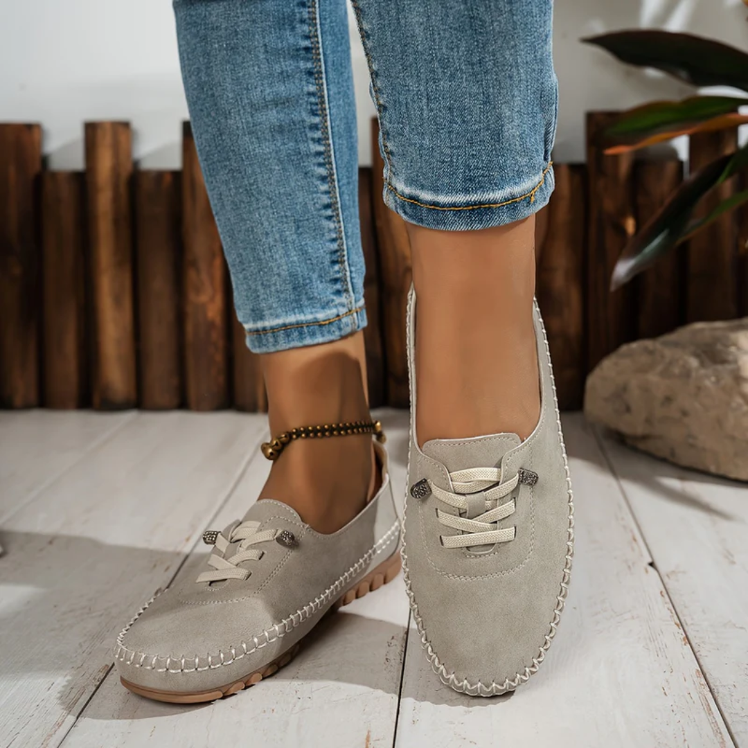 Loafers beige à lacets décoratifs portés avec un jean, vue de face