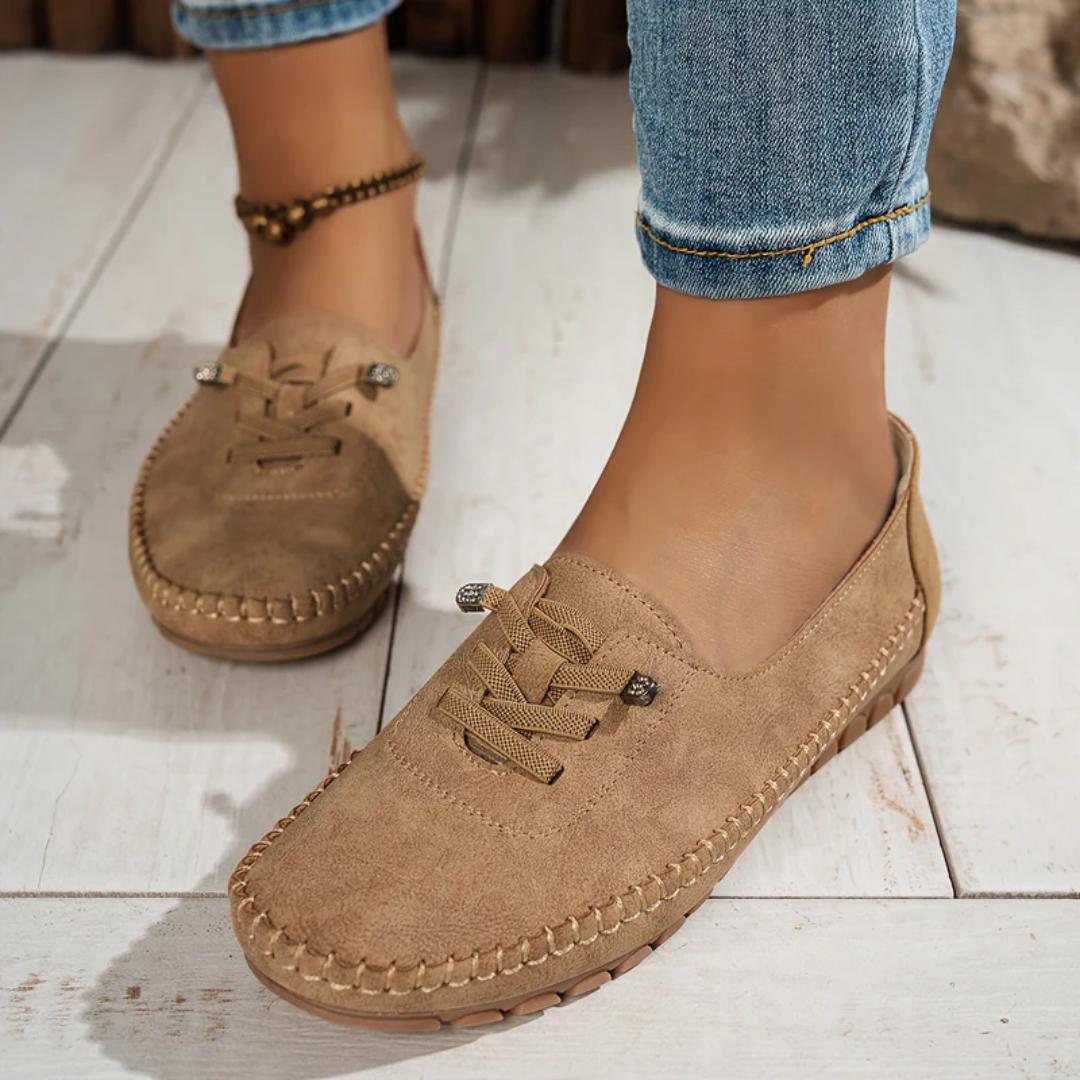 Loafers camel à lacets décoratifs portés avec un jean, vue de face