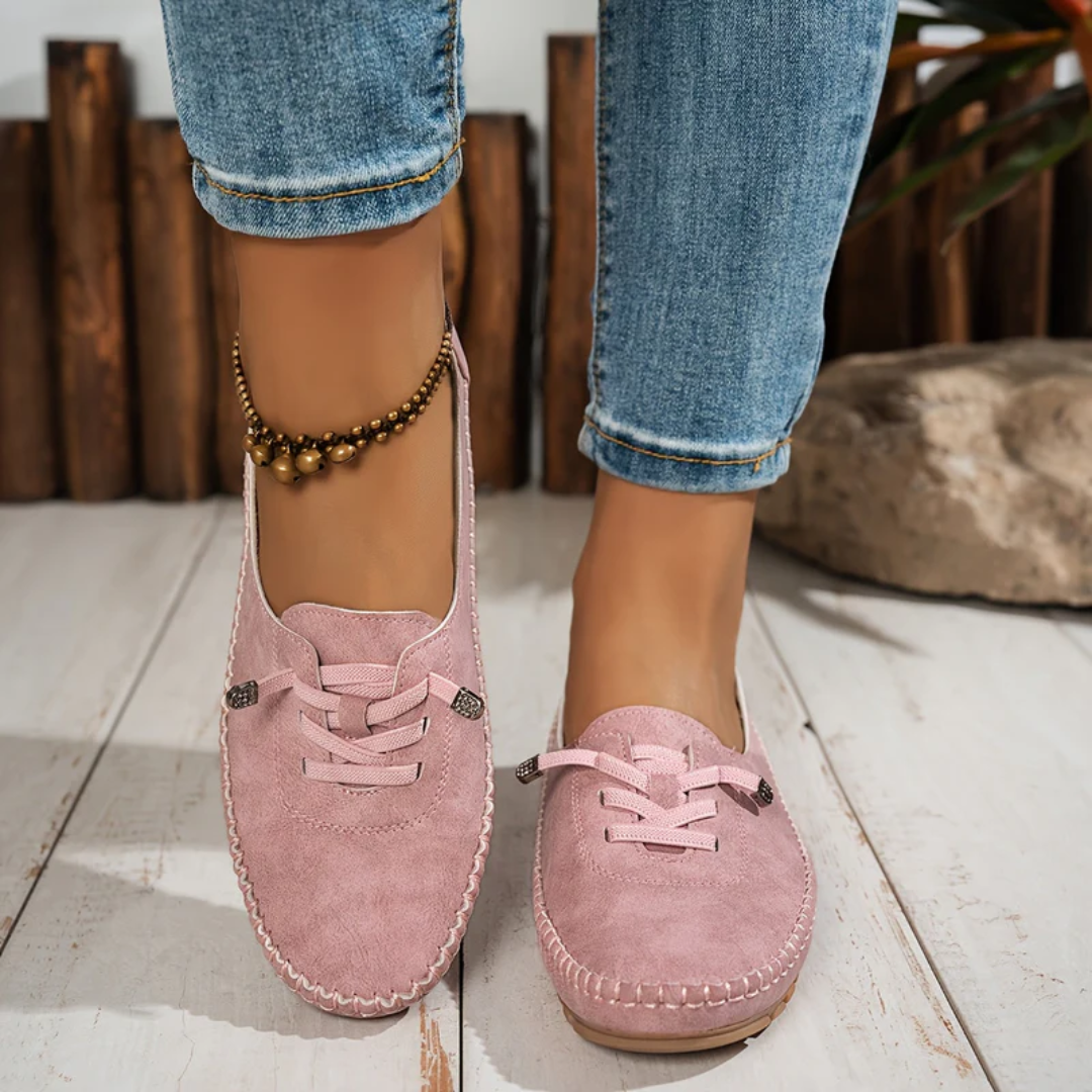 Loafers roses à lacets décoratifs portés avec un jean retroussé, vue de face