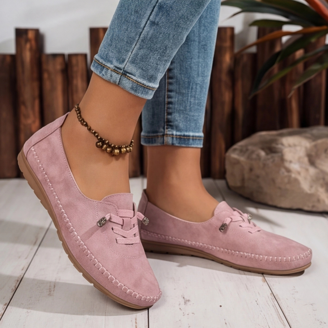 Loafer rose détail couture mocassin et lacet décoratif, vue rapprochée