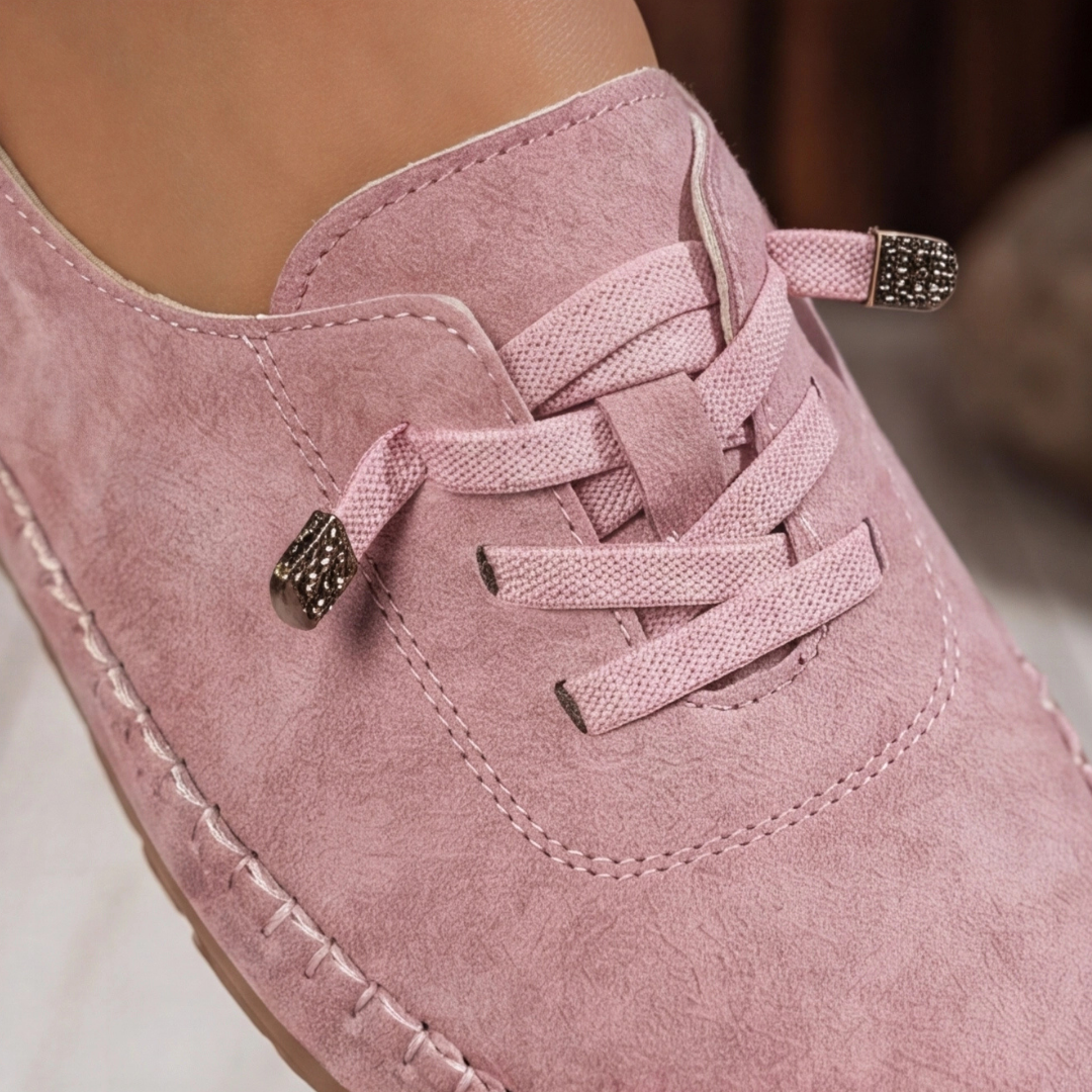 Paire de loafers roses posée sur sol clair, vue de dessus