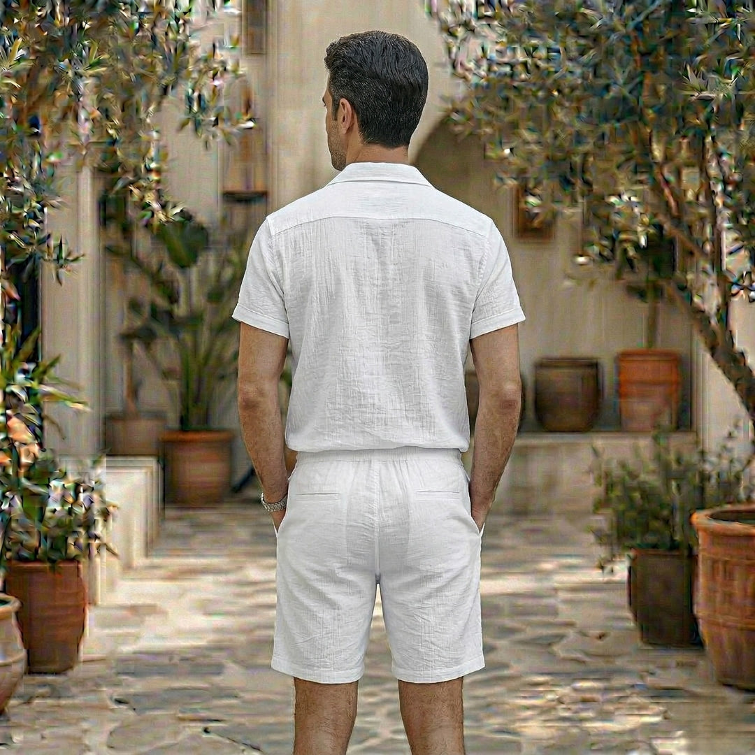Ensemble homme blanc vu de dos, short taille élastiquée dans un patio