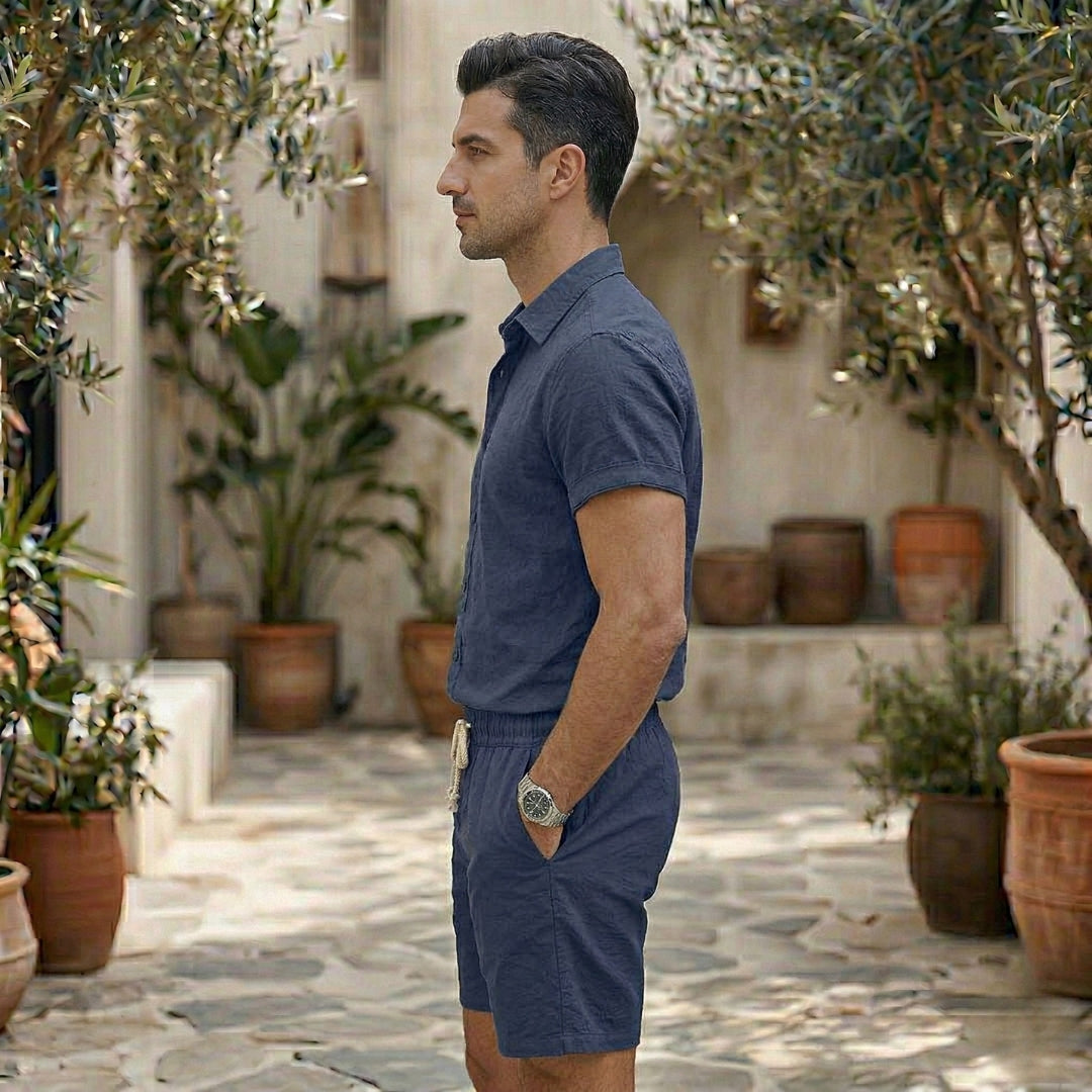 Ensemble homme short et chemise bleu marine de profil, main en poche