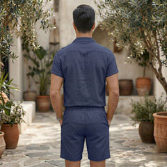 Ensemble homme bleu marine vu de dos, short taille élastiquée dans un patio