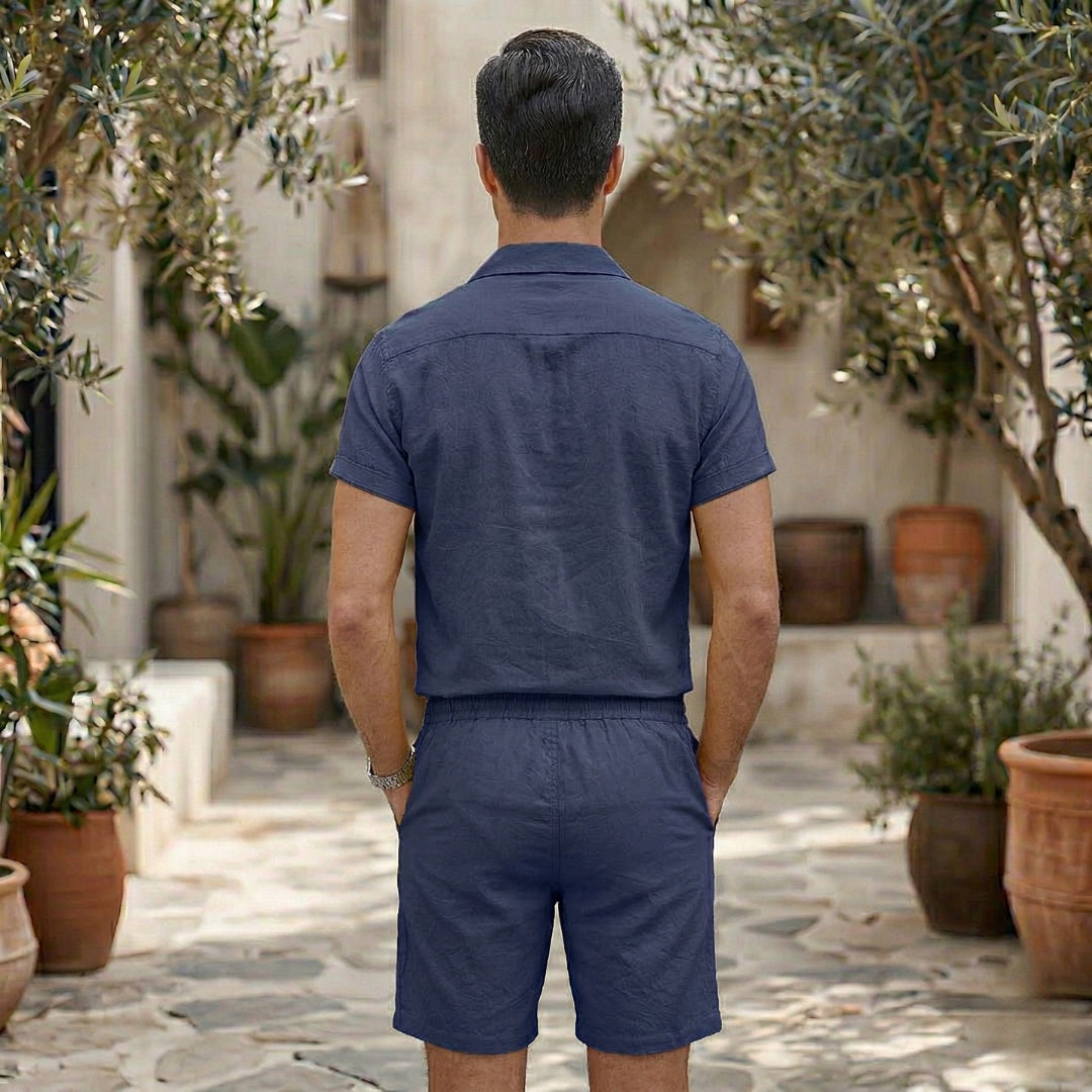 Ensemble homme bleu marine vu de dos, short taille élastiquée dans un patio