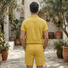 Ensemble homme jaune vu de dos, chemise et short unis dans un patio