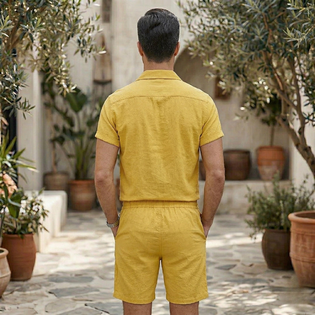 Ensemble homme jaune vu de dos, chemise et short unis dans un patio