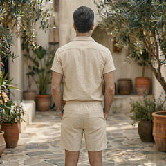 Ensemble homme kaki vu de dos, chemise manches courtes et short assortis