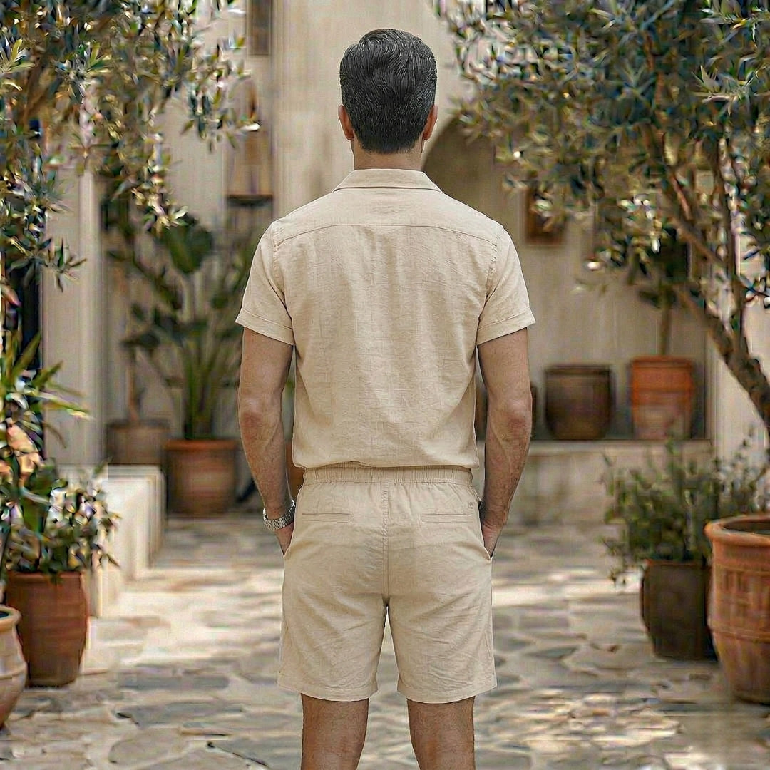 Ensemble homme kaki vu de dos, chemise manches courtes et short assortis