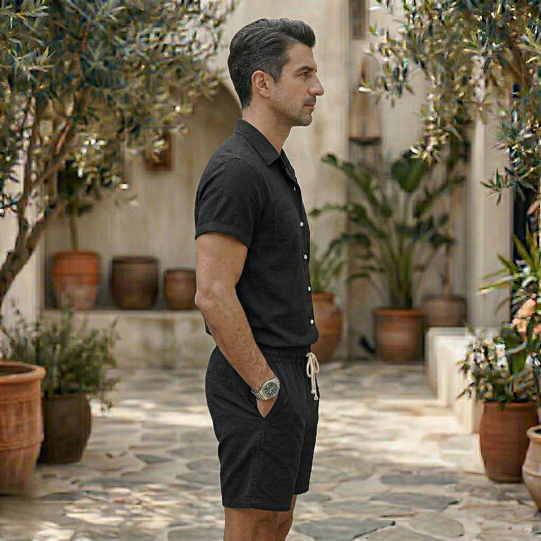 Chemise et short noir décontractés portés de profil dans un patio ensoleillé