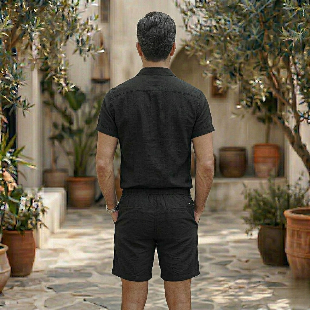 Ensemble homme noir vu de dos, chemise manches courtes et short taille élastiquée