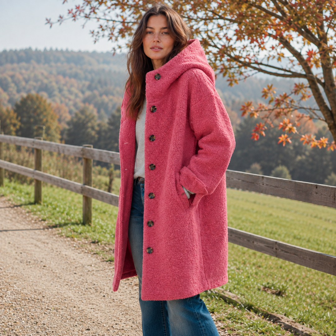 Vue de trois quarts du manteau rose à capuche et boutonnage sur le devant