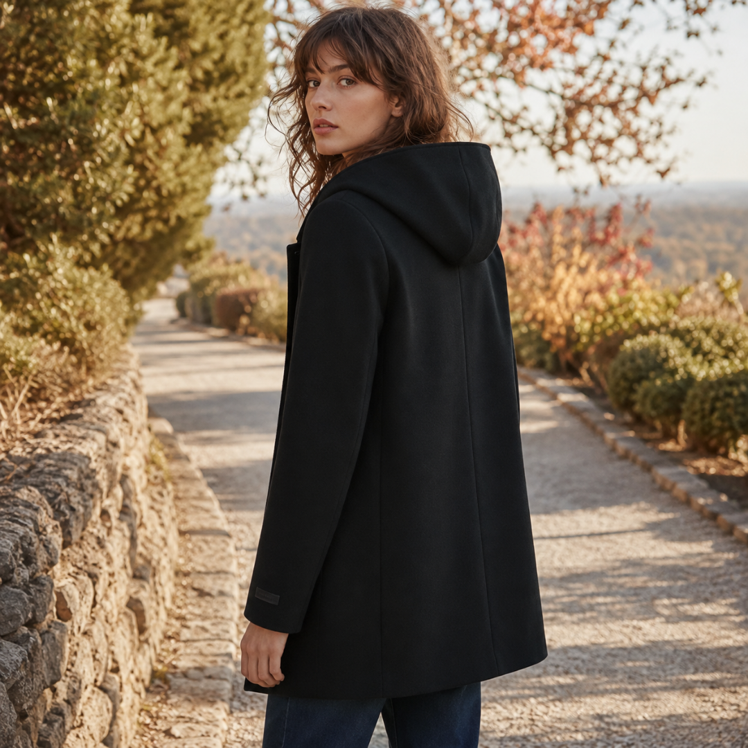 Dos du manteau femme noir avec grande capuche et coupe droite mi-longue