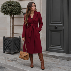 Manteau long rouge profond à ceinture à nouer et col tailleur