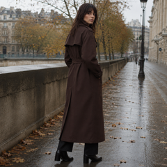 Manteau marron foncé vu de trois quarts arrière, poignet à patte boutonnée