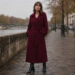 Manteau long rouge foncé ceinturé à double boutonnage porté avec bottines noires